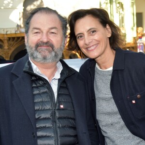 Inès de La Fressange, marraine de l'opération et son compagnon Denis Olivennes - 2000 personnes se sont rassemblées pour un cours de yoga géant au Grand Palais à Paris le 9 octobre 2016.