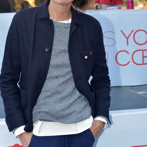 Inès de La Fressange, marraine de l'opération - 2000 personnes se sont rassemblées pour un cours de yoga géant au Grand Palais à Paris le 9 octobre 2016.