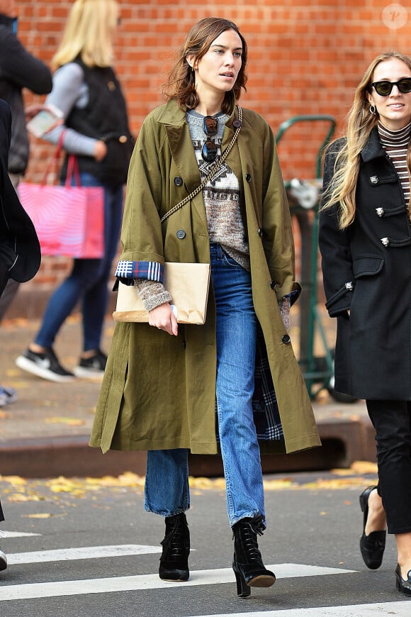 Exclusif - Alexa Chung se promène dans les rues de New York, le 19 novembre 2016.