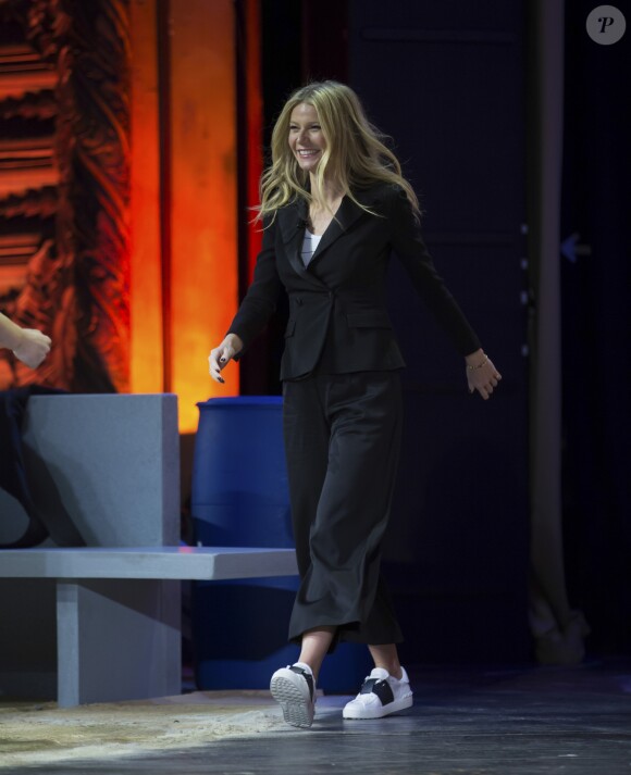 Gwyneth Paltrow en conférence au théâtre Orpheum à Los Angeles, porte une veste et un pantalon Osman (modèles Perfect 5 Mona et Lupita) et des baskets Valentino. Le 19 novembre 2016 © Msu Studio/The Photo Access via Zuma/Bestimage