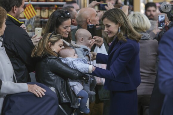 La reine Letizia et le roi Felipe VI d'Espagne ont visité le marché central de Valence à l'occasion de son centenaire, le 24 novembre 2016, faisant le bonheur de nombreux admirateurs. Parfois très jeunes.