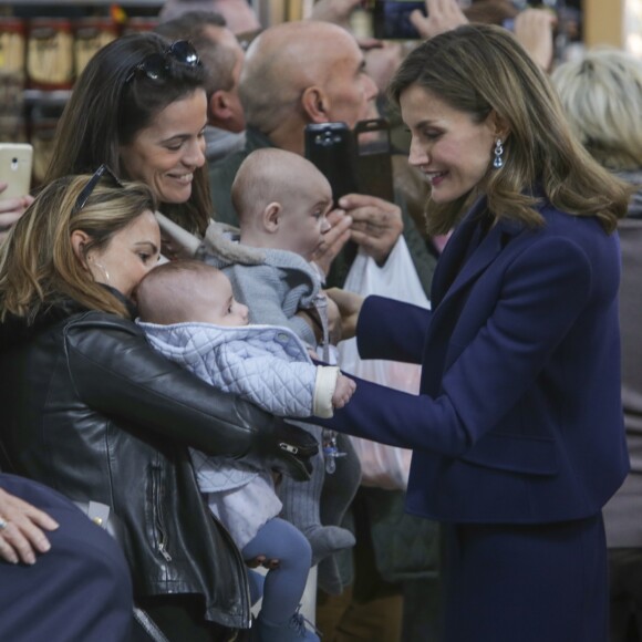 La reine Letizia et le roi Felipe VI d'Espagne ont visité le marché central de Valence à l'occasion de son centenaire, le 24 novembre 2016, faisant le bonheur de nombreux admirateurs. Parfois très jeunes.