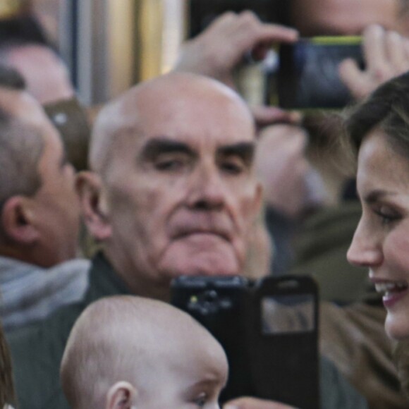 La reine Letizia et le roi Felipe VI d'Espagne ont visité le marché central de Valence à l'occasion de son centenaire, le 24 novembre 2016.