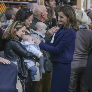 La reine Letizia et le roi Felipe VI d'Espagne ont visité le marché central de Valence à l'occasion de son centenaire, le 24 novembre 2016.