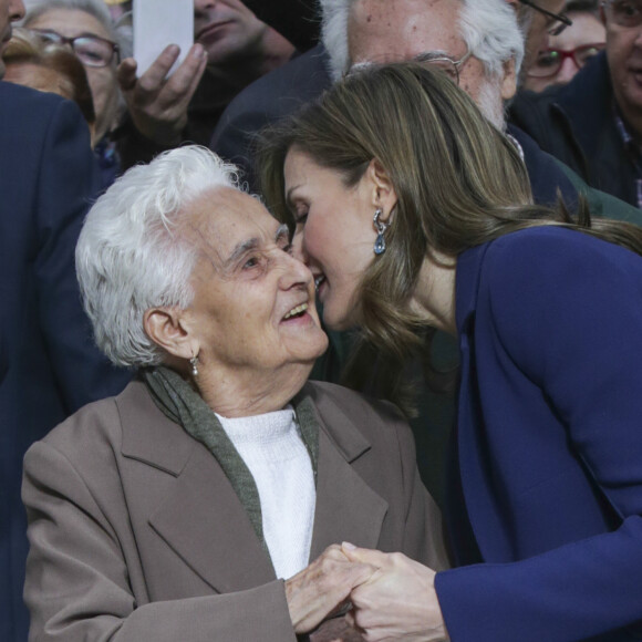 La reine Letizia et le roi Felipe VI d'Espagne ont visité le marché central de Valence à l'occasion de son centenaire, le 24 novembre 2016.