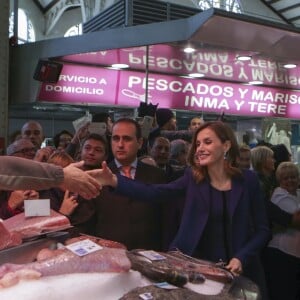 La reine Letizia et le roi Felipe VI d'Espagne ont visité le marché central de Valence à l'occasion de son centenaire, le 24 novembre 2016.