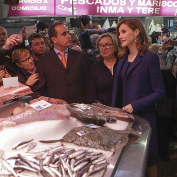 La reine Letizia et le roi Felipe VI d'Espagne ont visité le marché central de Valence à l'occasion de son centenaire, le 24 novembre 2016.