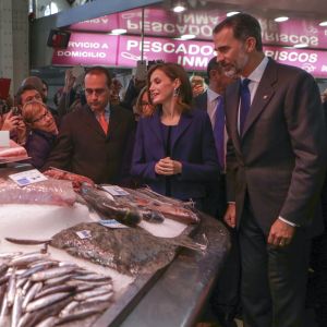 La reine Letizia et le roi Felipe VI d'Espagne ont visité le marché central de Valence à l'occasion de son centenaire, le 24 novembre 2016. Des emplettes ? Non, seulement un bain de foule !