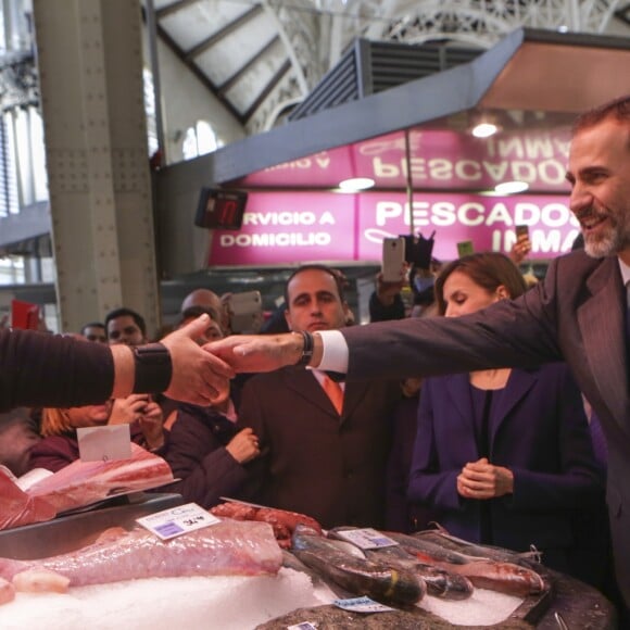 La reine Letizia et le roi Felipe VI d'Espagne ont visité le marché central de Valence à l'occasion de son centenaire, le 24 novembre 2016.