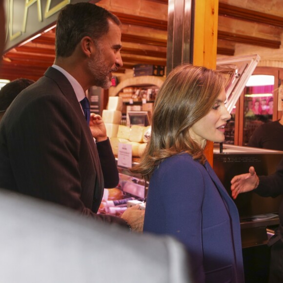La reine Letizia et le roi Felipe VI d'Espagne ont visité le marché central de Valence et rencontré ses commerçants à l'occasion de son centenaire, le 24 novembre 2016.