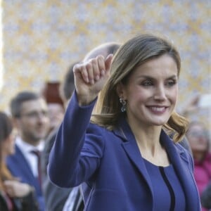 La reine Letizia et le roi Felipe VI d'Espagne ont visité le marché central de Valence à l'occasion de son centenaire, le 24 novembre 2016.