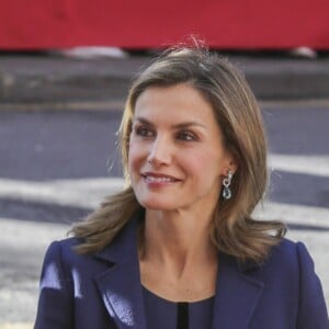 Le roi Felipe VI et la reine Letizia d'Espagne présidaient à la cérémonie des prix Jaime Ier le 24 novembre 2016 à la Loge des marchands à Valence.