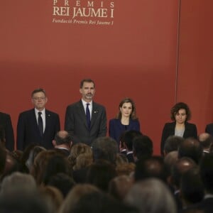 Le roi Felipe VI et la reine Letizia d'Espagne présidaient à la cérémonie des prix Jaime Ier le 24 novembre 2016 à la Loge des marchands à Valence.