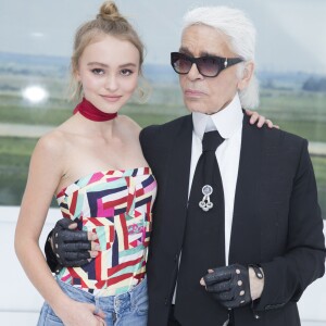 Lily-Rose Depp et Karl Lagerfeld - Backstage lors du défilé de mode "Chanel", collection prêt-à-porter printemps-été 2016, au Grand Palais à Paris. Le 6 Octobre 2015