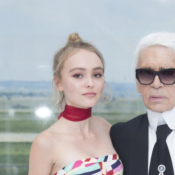 Lily-Rose Depp et Karl Lagerfeld - Backstage lors du défilé de mode "Chanel", collection prêt-à-porter printemps-été 2016, au Grand Palais à Paris. Le 6 Octobre 2015