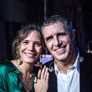 Naissance - Vanille Clerc maman pour la première fois, Julien Clerc grand-père - Exclusif - No Web - Julien Clerc et sa fille Vanille - Backstage de l'enregistrement de l'émission "Rendez vous avec Julien Clerc" au Théâtre du Châtelet à Paris, qui sera diffusée le 29 novembre sur France 3. Le 24 octobre 2019. A travers un rendez-vous unique en son genre sur la scène du Théâtre du Châtelet, Julien Clerc a invité des artistes proches de lui à réinterpréter en duo ses plus grands hymnes. En 50 ans de carrière, Julien Clerc a marqué toutes les époques en offrant à son public des chansons iconiques. A l'occasion de cette soirée d'exception, un vibrant hommage sera rendu à Julien Clerc par tous ces artistes. Émaillé de témoignages et d'archives, "Rendez-vous avec Julien Clerc" offrira aux spectateurs l'occasion de se remémorer quelques bons souvenirs de toutes ces époques traversées. © Cyril Moreau / Bestimage  Exclusive - No Web No Blog pour Belgique et Suisse 