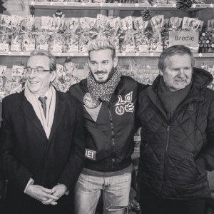 M. Pokora pose avec son père André Tota (à droite) et le maire de Strasbourg, Roland Ries, au marché de Noël de la ville, novembre 2016.