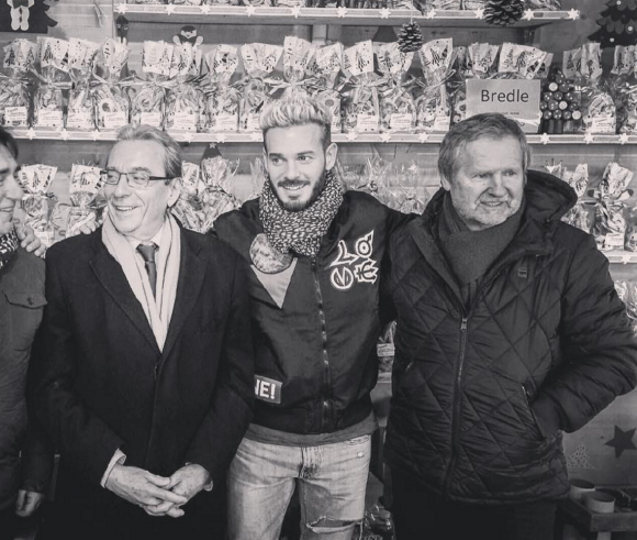M. Pokora pose avec son père André Tota (à droite) et le maire de Strasbourg, Roland Ries, au marché de Noël de la ville, novembre 2016.