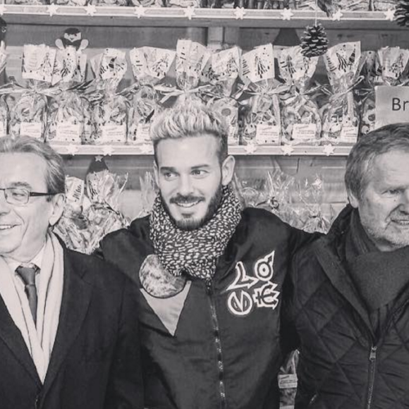 M. Pokora pose avec son père André Tota (à droite) et le maire de Strasbourg, Roland Ries, au marché de Noël de la ville, novembre 2016.