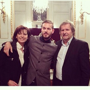 Le chanteur M. Pokora pose avec ses parents après avoir reçu des mains du maire de Strasbourg Roland Ries la médaille d'honneur de la ville, lors d'une cérémonie organisée en présence de fans à l'hôtel de ville de Strasbourg, le 12 février 2014.