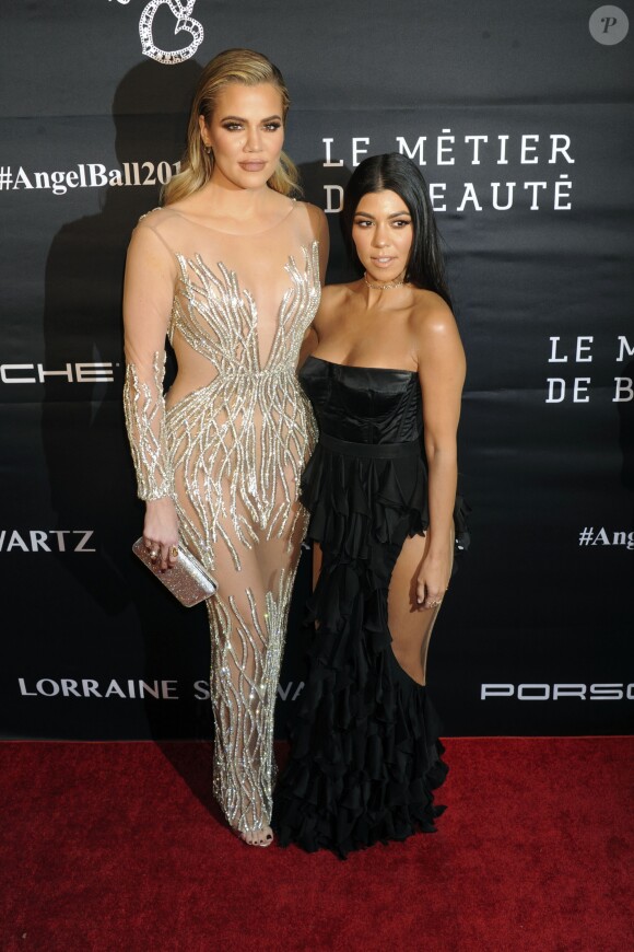 Khloe Kardashian et sa soeur Kourtney Kardashian lors du Gala 2016 "Angel Ball hosted by Gabrielle's Angel Foundation for Cancer Research", qui honore, entre autres, Robert Kardashian, à New York, le 21 novembre 2016. © Future-Image via ZUMA Press/Bestimage21/11/2016 - New York