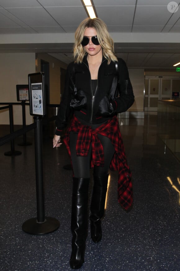 Khloe Kardashian arrive à l'aéroport de LAX à Los Angeles, le 5 novembre 2016  Khloe Kardashian keeps it cool and casual while arriving at LAX International Airport. 5 November 2016.05/11/2016 - Los Angeles