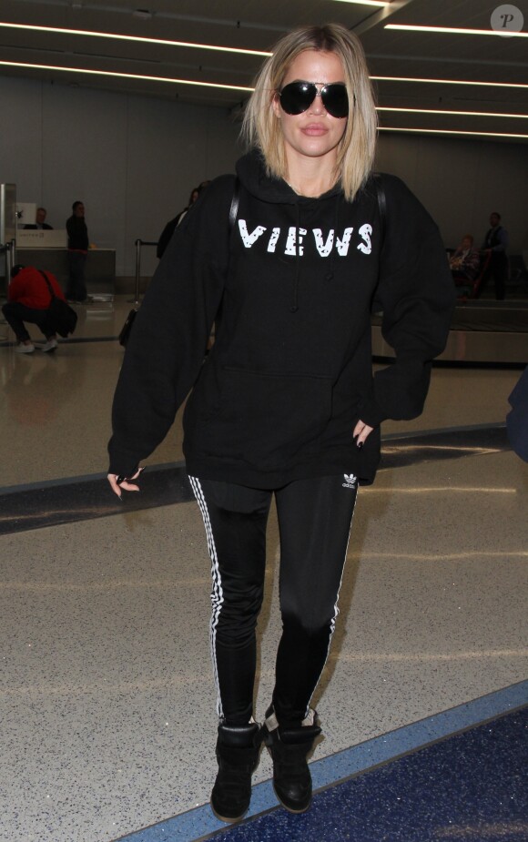 Khloe Kardashian arrive à l'aéroport de LAX à Los Angeles, le 2 novembre 2016. Cette année pour Halloween a posté sur twitter un photo d'elle déguisée en Tornade (« Storm » en version originale), de son vrai nom Ororo Munroe, une super-héroine appartenant à l'univers Marvel.  Reality star Khloe Kardashian arriving on a flight at LAX airport in Los Angeles, California on November 2, 2016. Khloe recently faced backlash on twitter from comic book fans after she dressed up as the super heroine Storm for Halloween02/11/2016 - Los Angeles