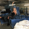 Khloé Kardashian fait visiter l'usine de fabrication de ses jeans Good American sur Snapchat, à la fin du mois de novembre 2016