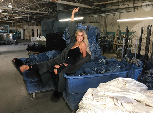 Khloé Kardashian fait visiter l'usine de fabrication de ses jeans Good American sur Snapchat, à la fin du mois de novembre 2016