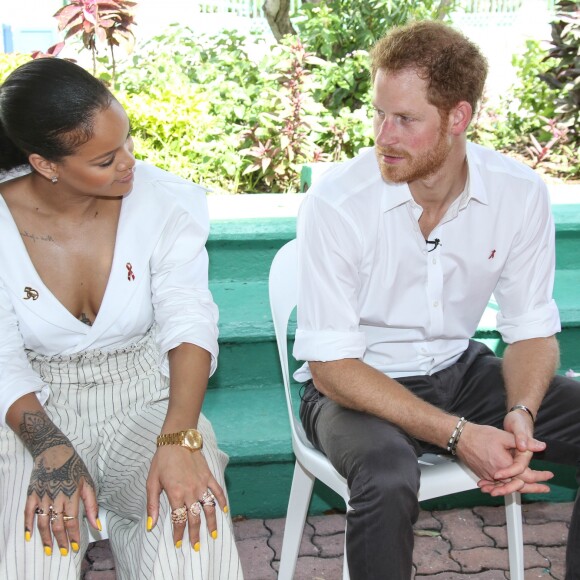 Le prince Harry et Rihanna font un test HIV ensemble au square des héros à Bridgetown, La Barbade le 1er décembre 2016.