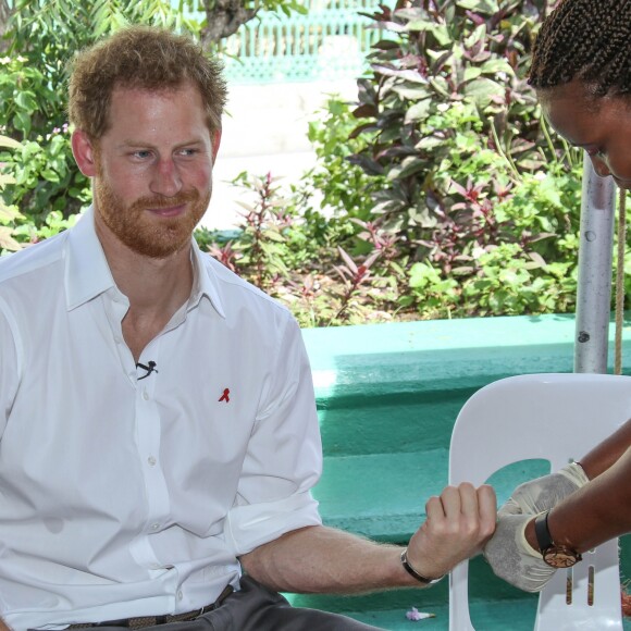 Le prince Harry et Rihanna font un test HIV ensemble au square des héros à Bridgetown, La Barbade le 1er décembre 2016.