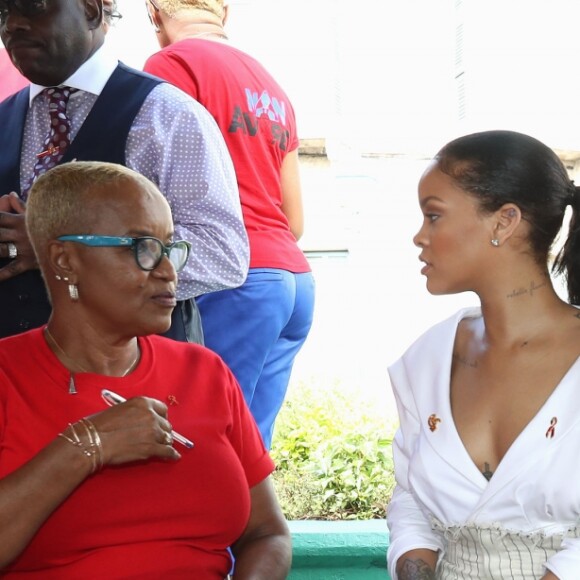 Le prince Harry et Rihanna font un test HIV ensemble au square des héros à Bridgetown, La Barbade le 1er décembre 2016.