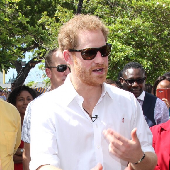 Le prince Harry et Rihanna font un test HIV ensemble au square des héros à Bridgetown, La Barbade le 1er décembre 2016.