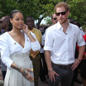 Le prince Harry et Rihanna font un test HIV ensemble au square des héros à Bridgetown, La Barbade le 1er décembre 2016.