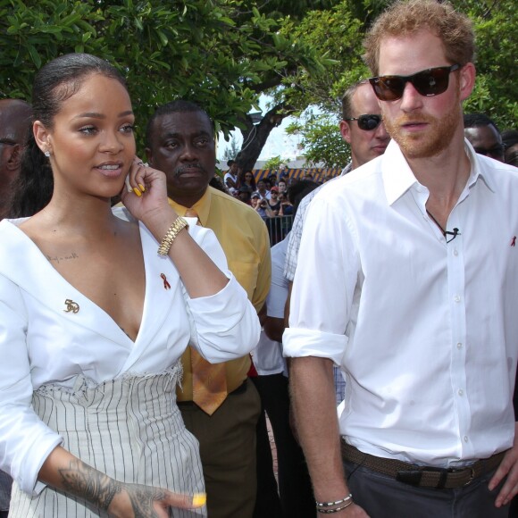 Le prince Harry et Rihanna font un test HIV ensemble au square des héros à Bridgetown, La Barbade le 1er décembre 2016.