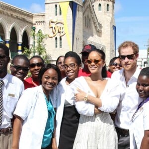 Le prince Harry et Rihanna font un test HIV ensemble au square des héros à Bridgetown, La Barbade le 1er décembre 2016.