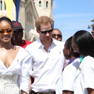 Le prince Harry et Rihanna font un test HIV ensemble au square des héros à Bridgetown, La Barbade le 1er décembre 2016.