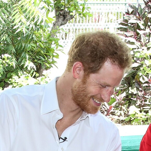 Le prince Harry et Rihanna font un test HIV ensemble au square des héros à Bridgetown, La Barbade le 1er décembre 2016.