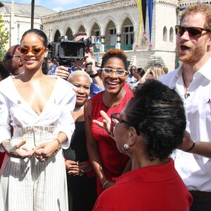 Le prince Harry et Rihanna font un test HIV ensemble au square des héros à Bridgetown, La Barbade le 1er décembre 2016.