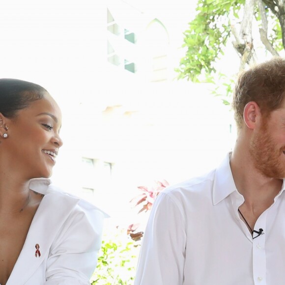 Le prince Harry et Rihanna font un test HIV ensemble au square des héros à Bridgetown, La Barbade le 1er décembre 2016.