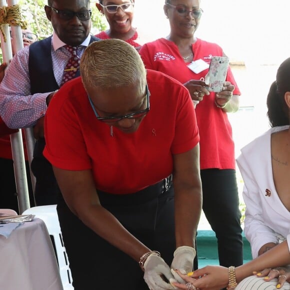 Le prince Harry et Rihanna font un test HIV ensemble au square des héros à Bridgetown, La Barbade le 1er décembre 2016.