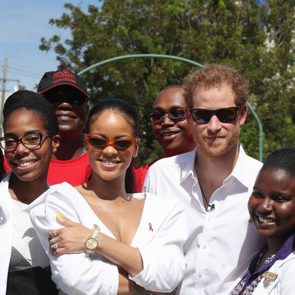 Le prince Harry et Rihanna font un test HIV ensemble au square des héros à Bridgetown, La Barbade le 1er décembre 2016.