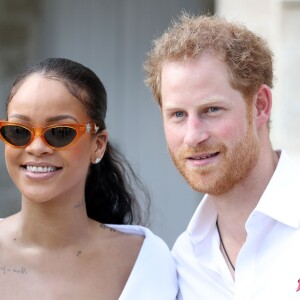 Le prince Harry et Rihanna font un test HIV ensemble au square des héros à Bridgetown, La Barbade le 1er décembre 2016.