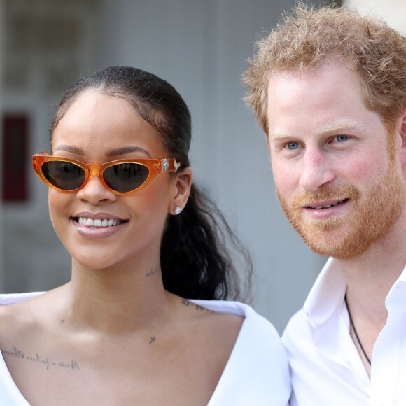 Le prince Harry et Rihanna font un test HIV ensemble au square des héros à Bridgetown, La Barbade le 1er décembre 2016.