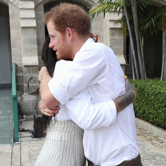 Le prince Harry et Rihanna font un test HIV ensemble au square des héros à Bridgetown, La Barbade le 1er décembre 2016.