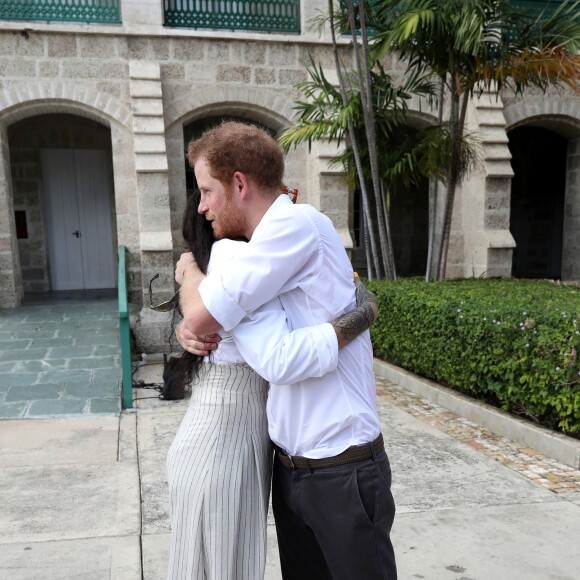 Le prince Harry et Rihanna font un test HIV ensemble au square des héros à Bridgetown, La Barbade le 1er décembre 2016.