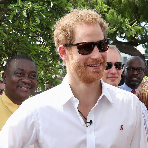 Le prince Harry et Rihanna font un test HIV ensemble au square des héros à Bridgetown, La Barbade le 1er décembre 2016.