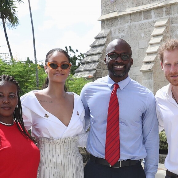 Le prince Harry et Rihanna font un test HIV ensemble au square des héros à Bridgetown, La Barbade le 1er décembre 2016.