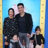 Mario Lopez avec sa femme Courtney Laine Mazza et leurs enfants Gia Francesca Lopez et Dominic Lopez - Avant-première du film "Sing" à Los Angeles le 3 décembre 2016