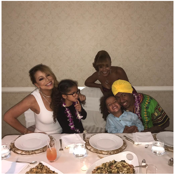 Mariah Carey, Nick Cannon et leurs enfants Monroe et Moroccan fêtent Thanksgiving à Honolulu. Photo publiée sur Instagram à la fin du mois de novembre 2016